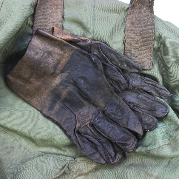 Korean War era flight helmet bag w/ leather flight gloves