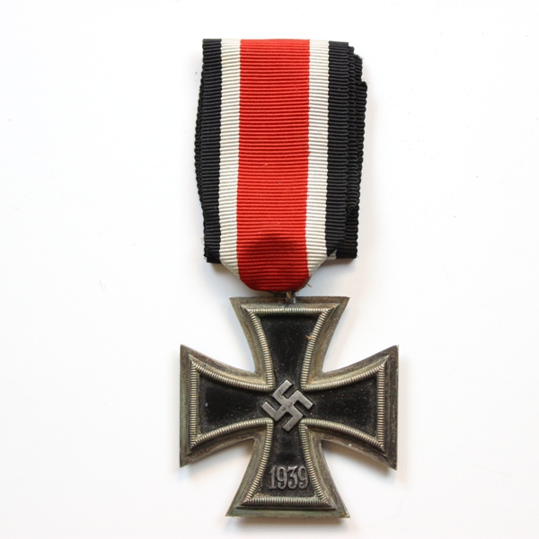 2nd class 1939 Iron cross with ribbon and leather carrying pouch
