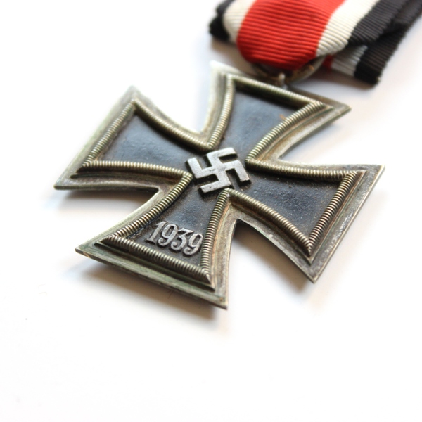 2nd class 1939 Iron cross with ribbon and leather carrying pouch