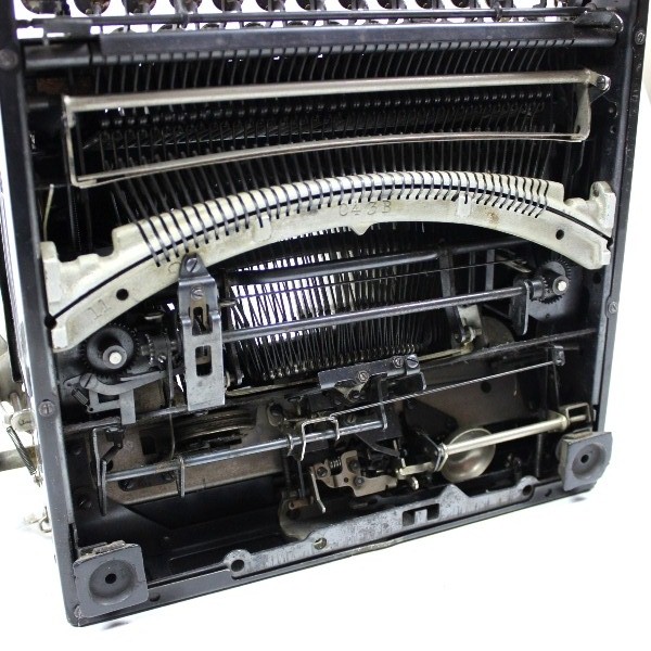 Officers typewriter w/ field carrying case - Nice!