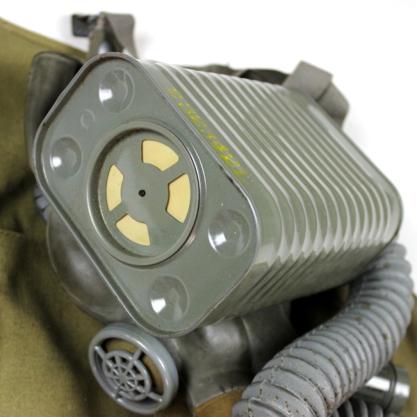 M2A2 diaphragm gas mask w/ M1VA1 carrier