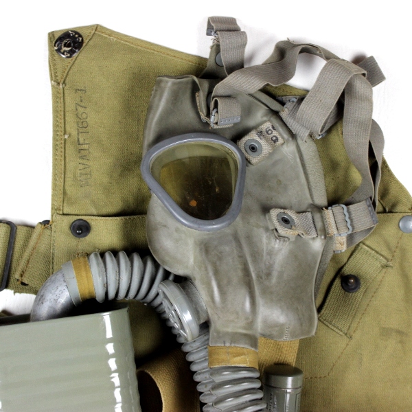 M2A2 diaphragm gas mask w/ M1VA1 carrier