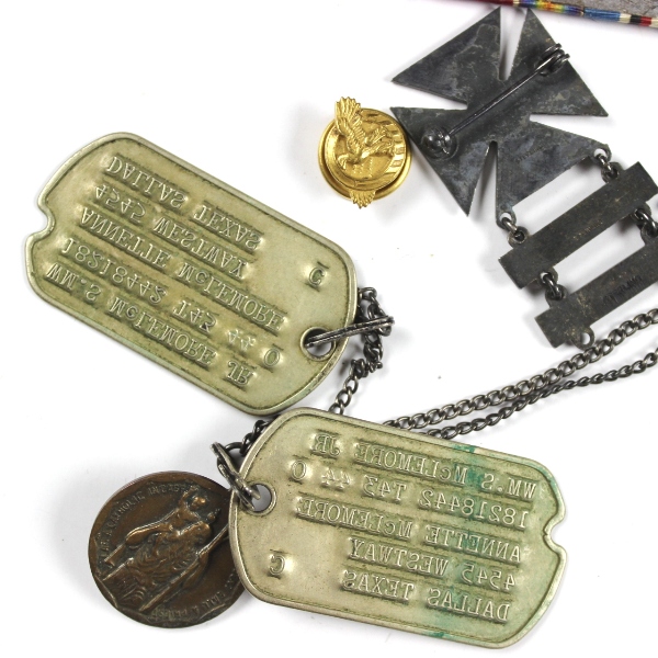 US Army dog tags, ribbons, marksman badge lot
